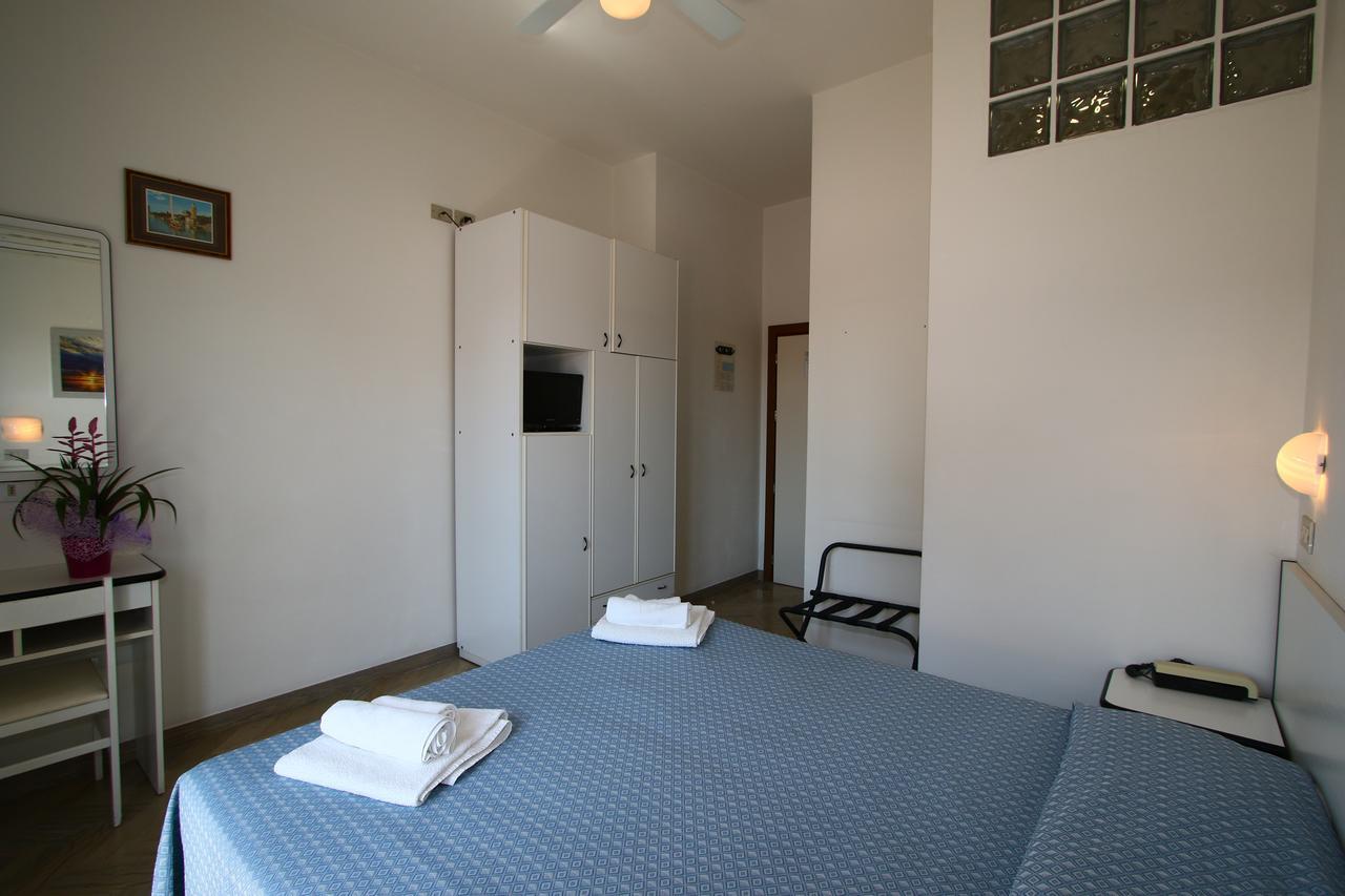 Hotel Tre Assi Ріміні Екстер'єр фото