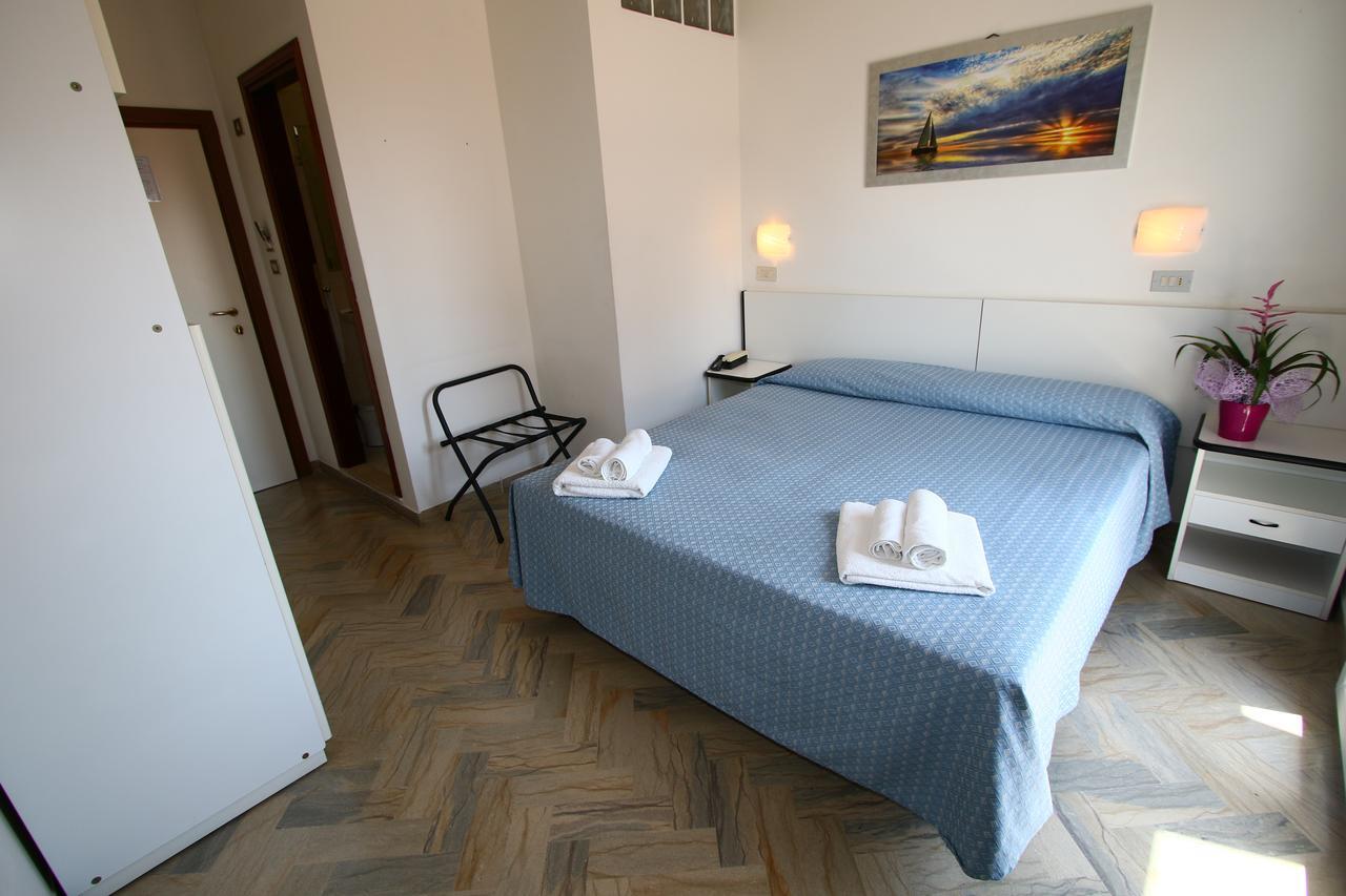 Hotel Tre Assi Ріміні Екстер'єр фото
